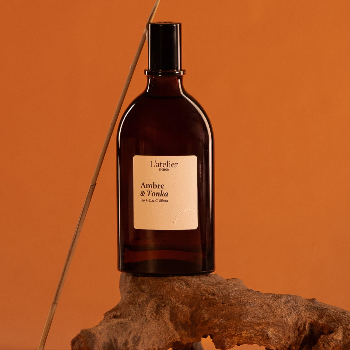 Eau de parfum Ambre & Tonka en flacon sur bois