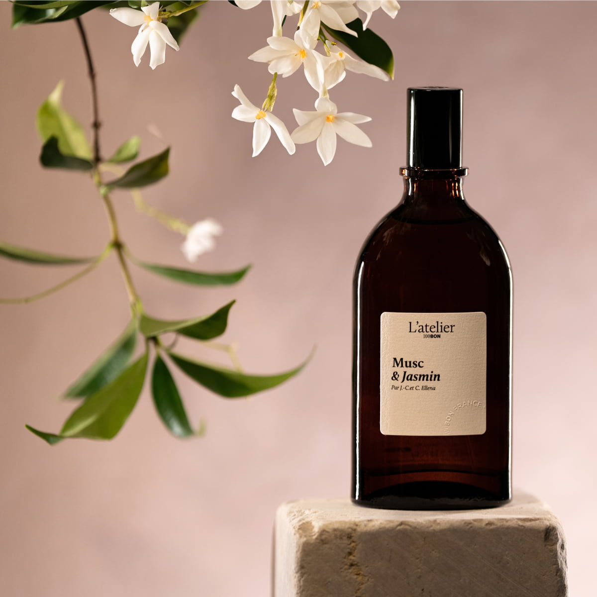 Eau de parfum Musc et Jasmin en flacon et quelques fleurs de jasmin